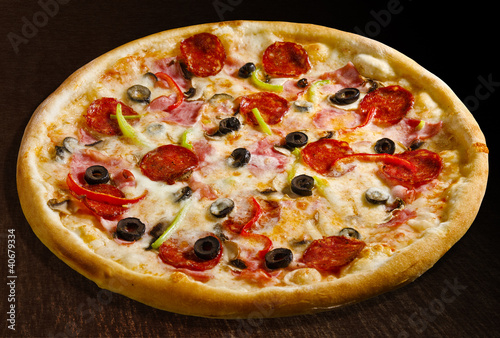 Foto: Pizza quattro stagioni - isolated Pizza quattro stagioni - isolated