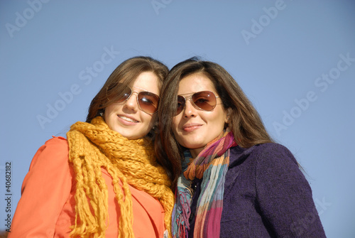 Photo: Amigas disfrutando al aire libre en otoño. Amigas disfrutando al aire libre en otoño.