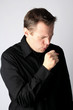 hustender junger Mann