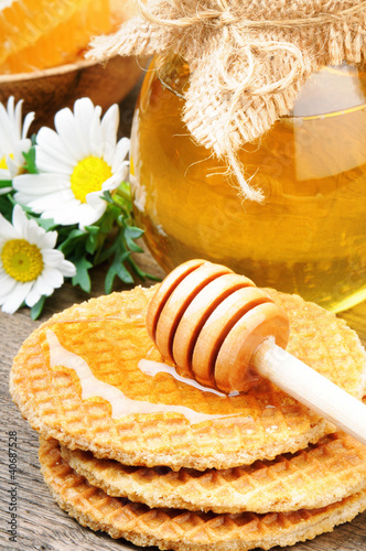 Foto: Honey waffles and wooden drizzler Honey waffles and wooden drizzler