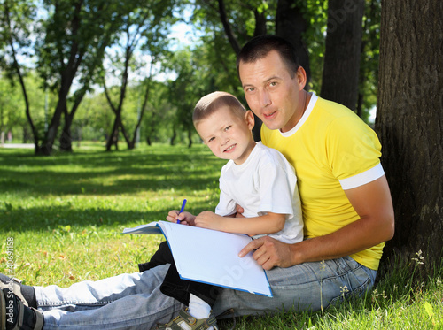 Foto: Father with his son in the par Father with his son in the par