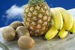 ananas,kiwi e banane con cielo di sfondo