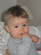 Kleiner Junge nuckelt am Finger Kleiner Junge nuckelt am Finger