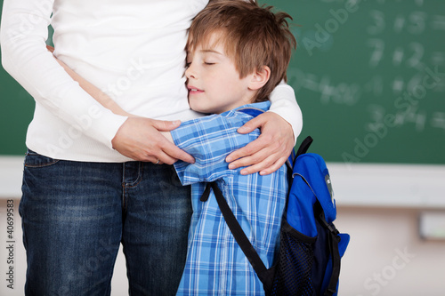 Photo: schulkind umarmt seine mutter schulkind umarmt seine mutter