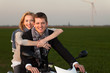 junges pärchen auf motorrad