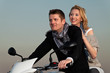 junges pärchen auf motorrad