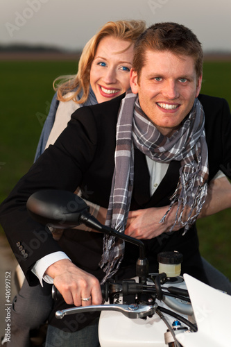 Photo: junges pärchen auf motorrad junges pärchen auf motorrad
