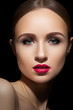 Foto: Sexy woman model with bright fuchsia lips makeup Sexy woman model with bright fuchsia lips makeup