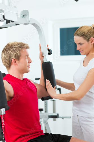 Foto: Patient at the physiotherapy doing physical therapy Patient at the physiotherapy doing physical therapy