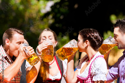 Foto: Zwei glückliche Paare sitzen im Biergarten Zwei glückliche Paare sitzen im Biergarten