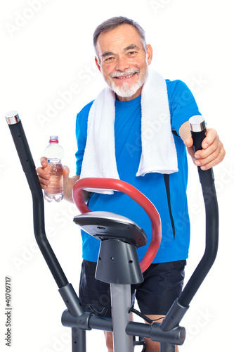 Foto: senior man exercising on stepper senior man exercising on stepper