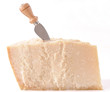 Formaggio Parmigiano su sfondo bianco