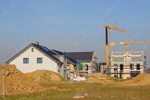 Photo: Rohbauten in einem Neubaugebiet Rohbauten in einem Neubaugebiet