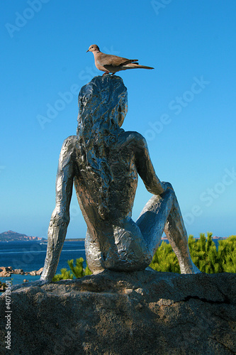 Photo: Statua con colomba Statua con colomba