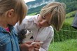 Kinder mit Welpe