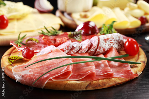 Foto: Salami and cheese platter with herbs Salami and cheese platter with herbs