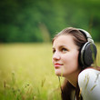 Foto: portrait of a pretty young woman listening to music on her mp3 p portrait of a pretty young woman listening to music on her mp3 p