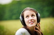 Foto: portrait of a pretty young woman listening to music on her mp3 p portrait of a pretty young woman listening to music on her mp3 p