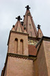Foto: Kirchenfassade mit Türmen Kirchenfassade mit Türmen