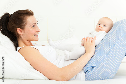 Photo: mit baby im bett mit baby im bett