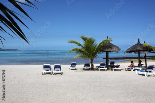 Photo: Leere Sonnenliegen am Strand von Mauritius Leere Sonnenliegen am Strand von Mauritius