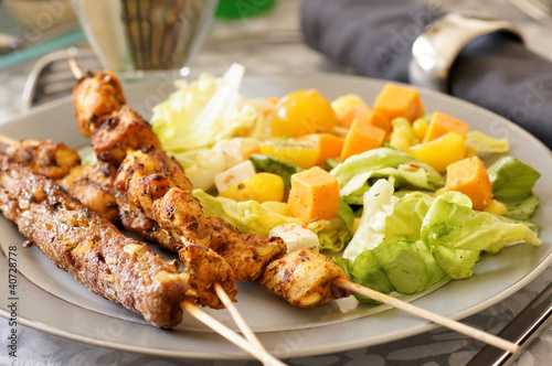 Foto: assortiment de brochettes et salade composée 4 assortiment de brochettes et salade composée 4