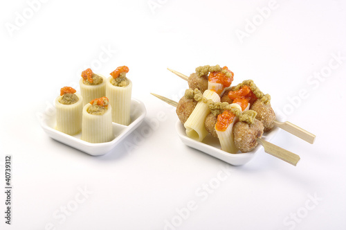 Photo: aperitivo in piattini di ceramica su fondo bianco aperitivo in piattini di ceramica su fondo bianco