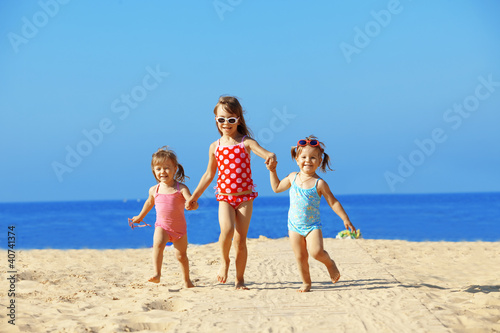 Foto: Kids playing at the beach Kids playing at the beach