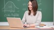 lehrerin mit laptop in der klasse lehrerin mit laptop in der klasse