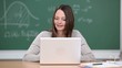 lächelnde frau mit laptop im klassenzimmer lächelnde frau mit laptop im klassenzimmer