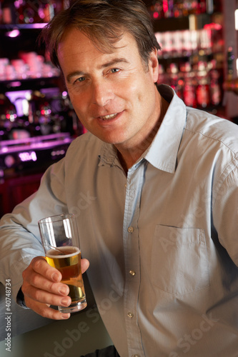 Foto: Man Enjoying Drink At Bar Man Enjoying Drink At Bar