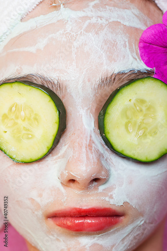 Foto: cucumbers over eyes with a facial mask at a spa cucumbers over eyes with a facial mask at a spa