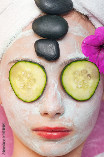 Foto: hot stone therapy and a facial mask at a spa hot stone therapy and a facial mask at a spa