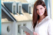 Photo: Jeune femme avec une tablette informatique Jeune femme avec une tablette informatique