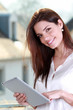 Jeune femme avec une tablette informatique Jeune femme avec une tablette informatique