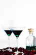 2 grüne Cocktails mit Flasche