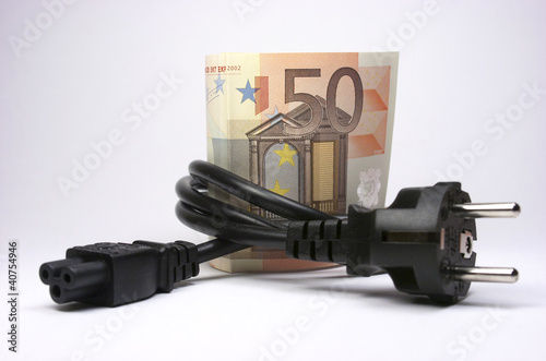Foto: Billetes de euro enrollados con un enchufe Billetes de euro enrollados con un enchufe