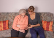 Eine alte Frau mit einem Handy Eine alte Frau mit einem Handy