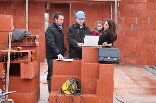 Foto: Family meeting with their architect Family meeting with their architect