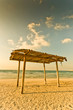 Foto: wooden canopy on the sandy beach and blue sky yellow tone wooden canopy on the sandy beach and blue sky yellow tone