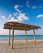 Foto: wooden canopy on the sandy beach and blue sky wooden canopy on the sandy beach and blue sky