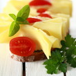 belegtes Brot mit Emmentaler und Tomaten