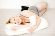 junge Frau im Bett
