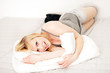 junge Frau im Bett