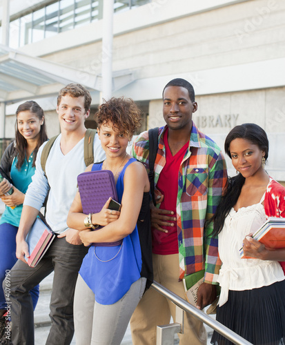 Foto: Students standing together outdoors Students standing together outdoors