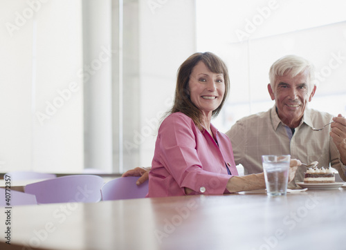 Foto: Older couple sharing dessert in cafe Older couple sharing dessert in cafe