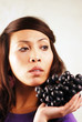 Portrait asiatische Frau mit Weintrauben dunkel