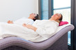 Wellness - Mann und Frau im Ruheraum nach der Sauna