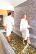 Mann und Frau beim Wellness Wassertreten