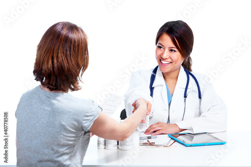 Foto: Chinese medical doctor woman with patient. Chinese medical doctor woman with patient.